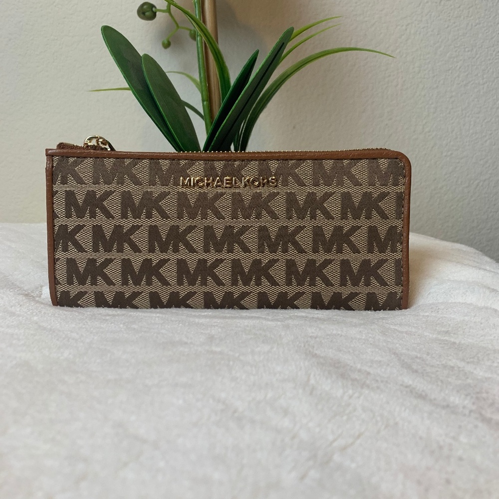 Michael Kors Jet Set Travel Three Qtr. Zip Wallet